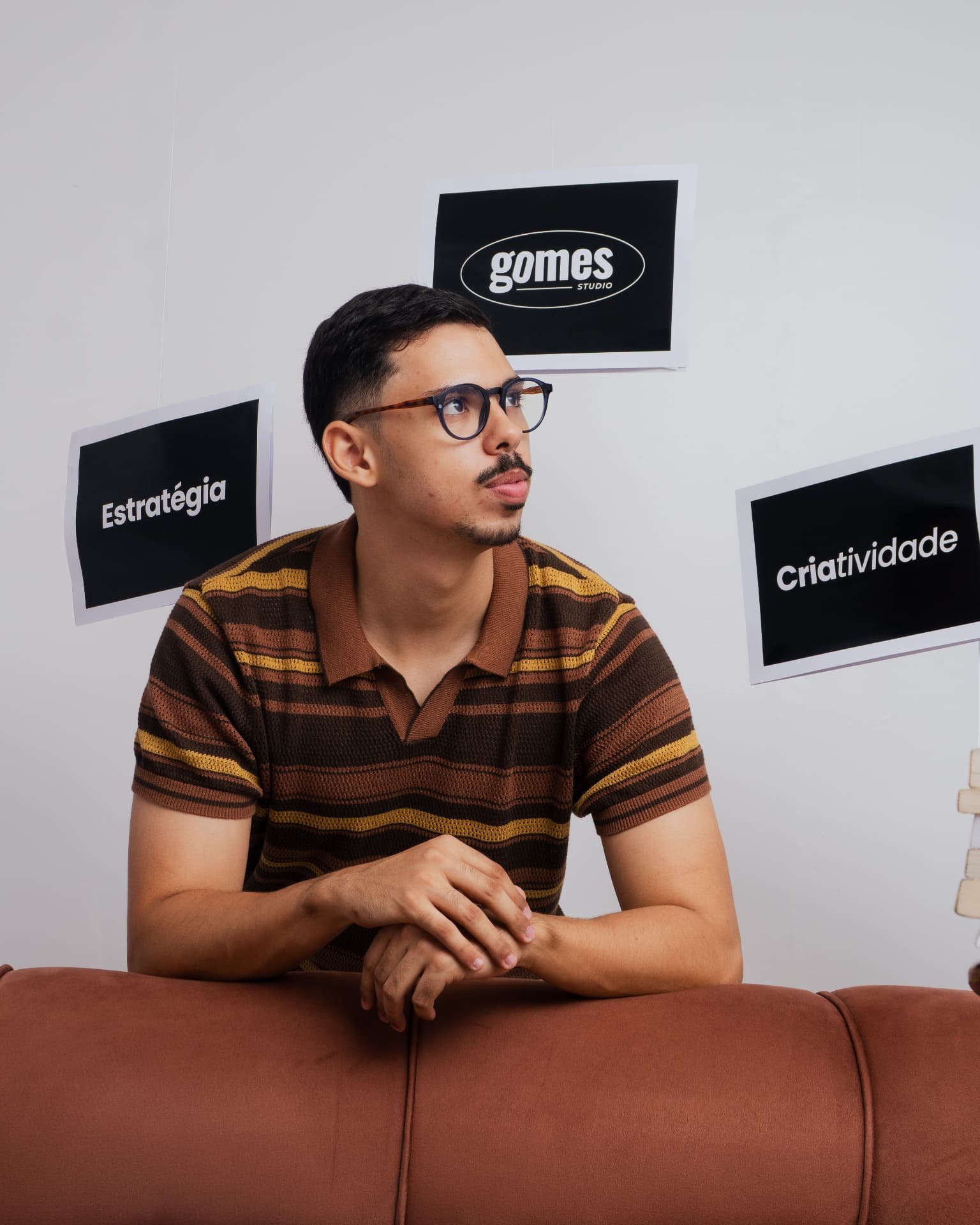 Lucas Gomes, fundador do Studio Gomes, escrevendo roteiros